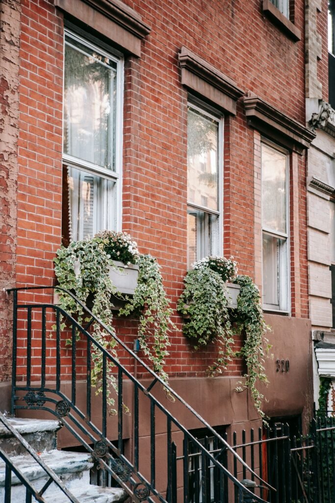 Escalier extérieur en façade d'une maison résidentielle