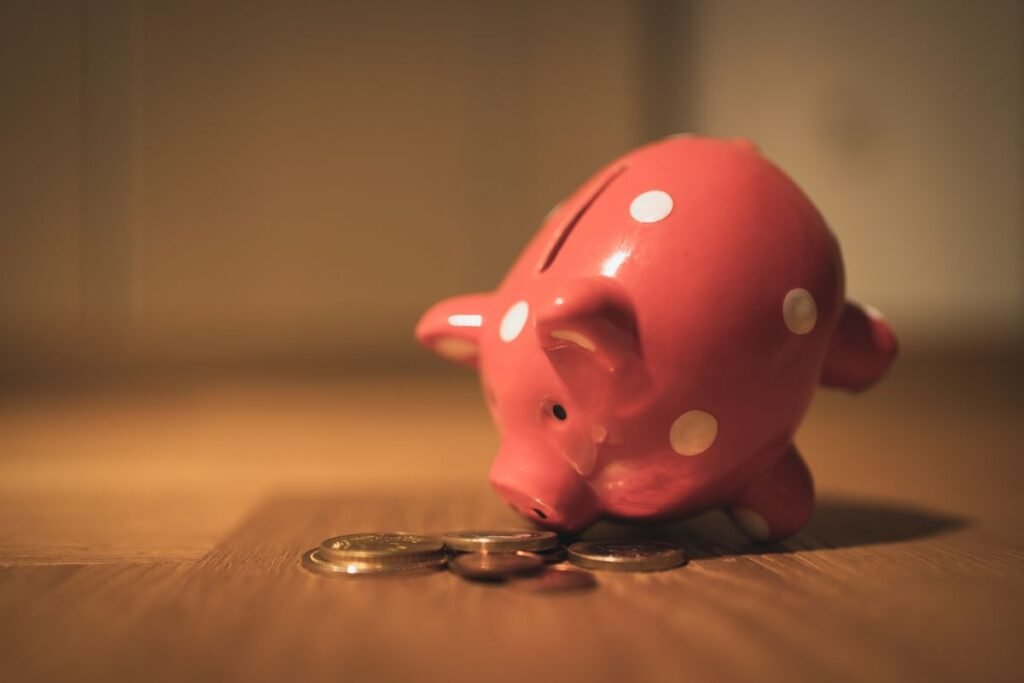 Pièces de monnaie près d'une tirelire