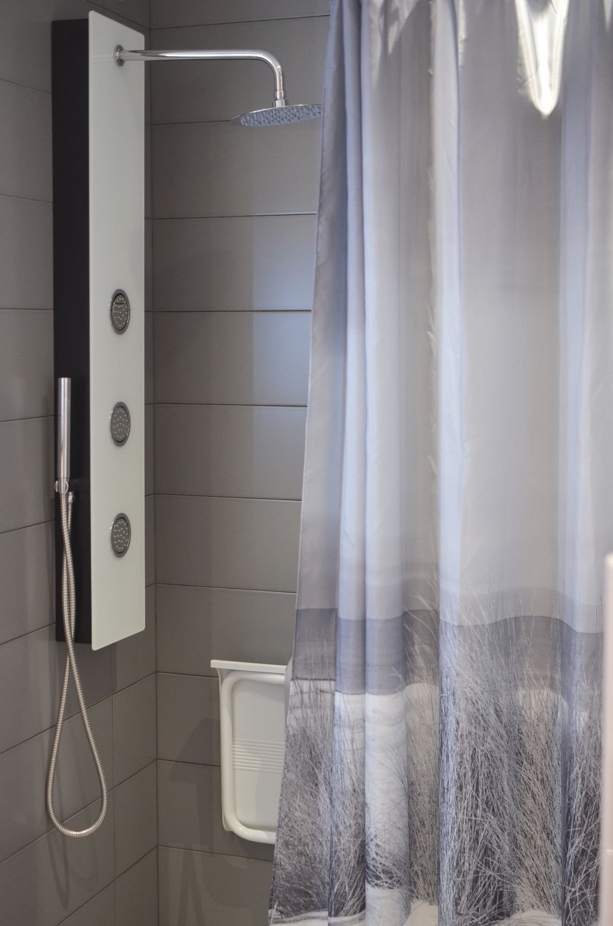 Douche avec rideau, zone à sécuriser avec barres d'appui – Travaux de Plomberie dans le Val-d'Oise (95)