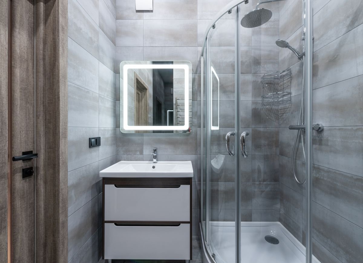 Cabine de douche moderne dans une salle de bain – Plomberie pour Maison Individuelle dans les Yvelines (78)