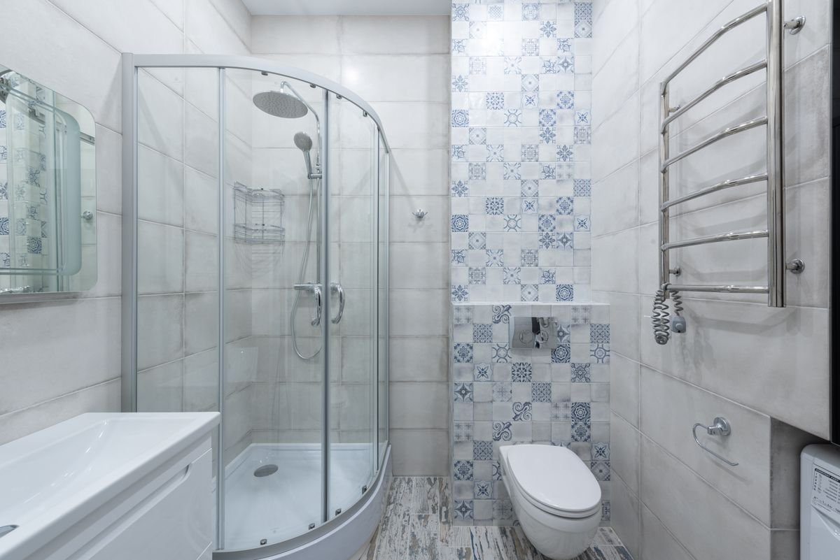 Salle de bain moderne avec cabine de douche faïencée – Plomberie pour Maison Individuelle dans le Val-de-Marne (94)