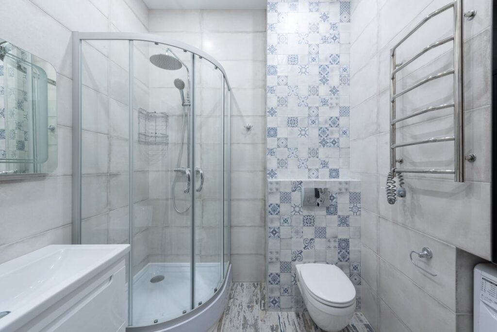 rénovation de salle d'eau, salle de bain moderne rénovée