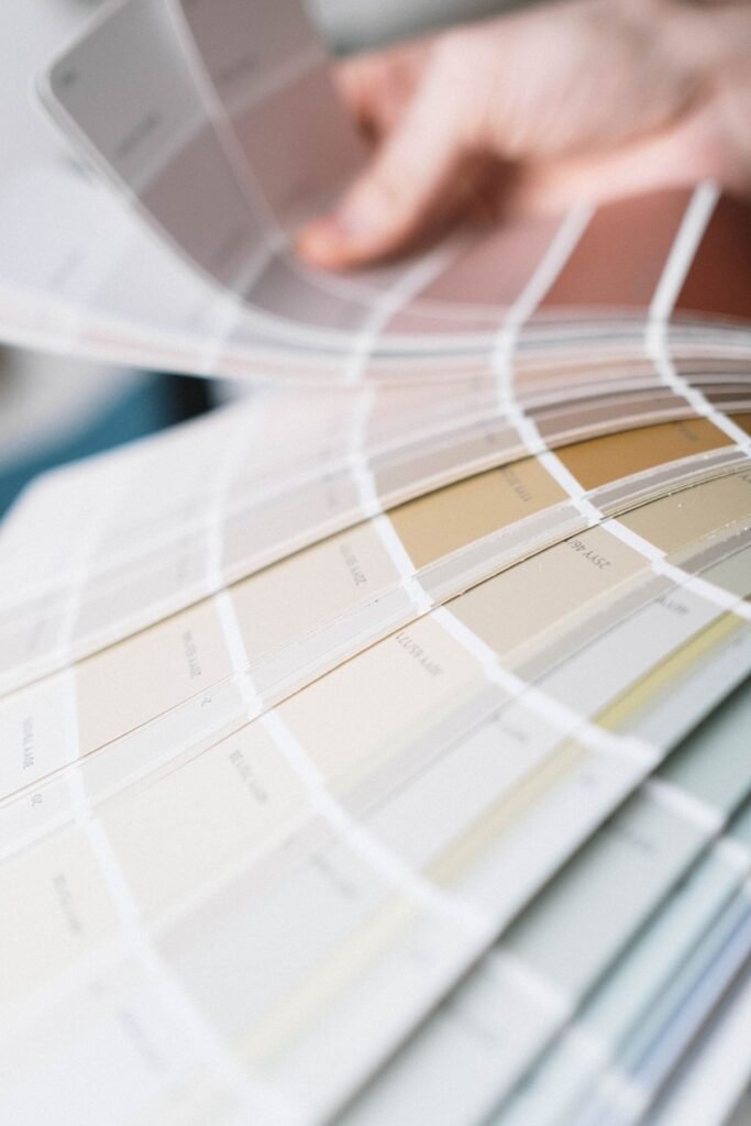 Éventail d'échantillons de couleurs de peinture (nuancier)