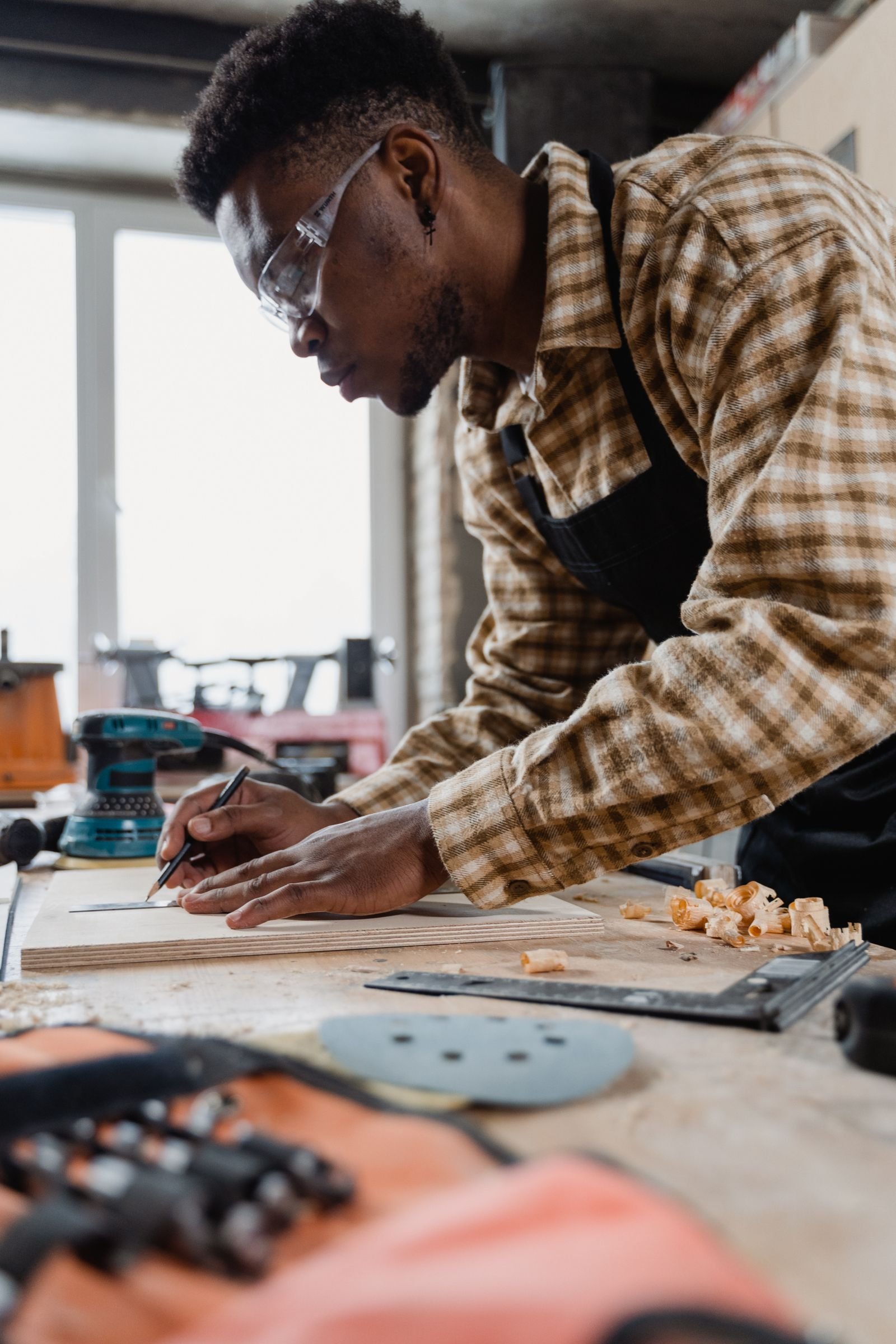 Artisans et métiers du bâtiment à Paris et en Île-de-France Menuisier réalisant un aménagement intérieur sur mesure