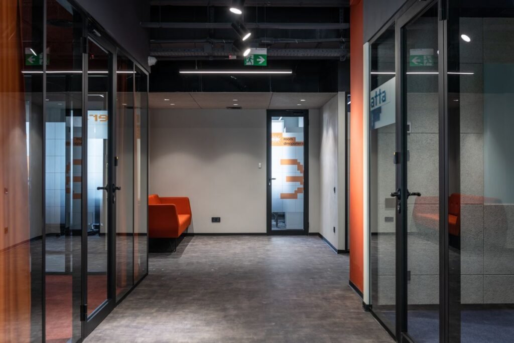 Couloir d'un centre de bureaux moderne