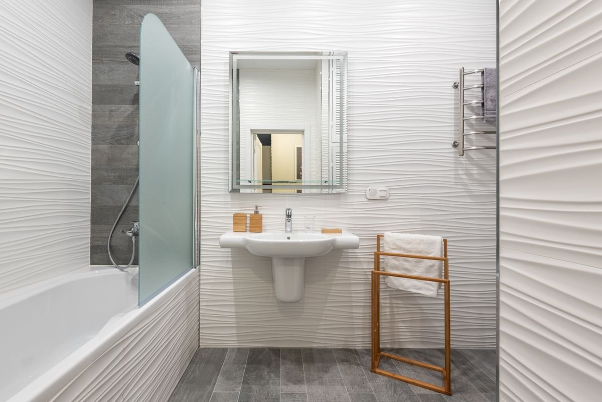Artisans et métiers du bâtiment à Paris et en Île-de-France Salle de bain avec baignoire et lavabo, exemple d'agencement etudie en amont – Stucateur - restaurateur de stuc et gypserie dans le Val-de-Marne (94)