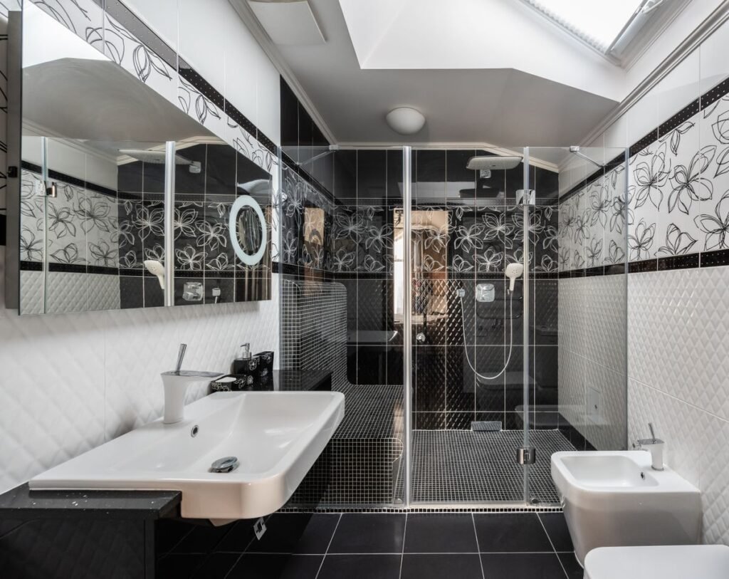 Salle de bain moderne avec cabine de douche