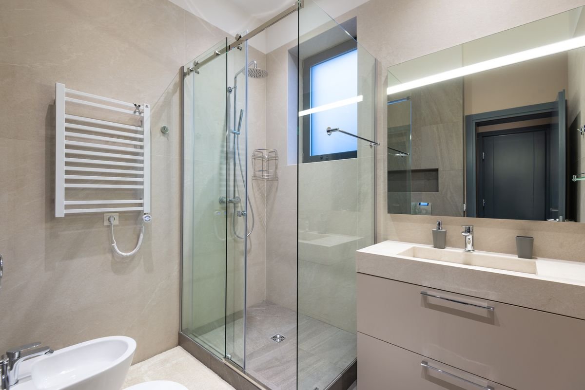 Artisans et métiers du bâtiment à Paris et en Île-de-France Cabine de douche vitree pour installation de barre d'appui – Carreleur dans le Val-d'Oise (95)