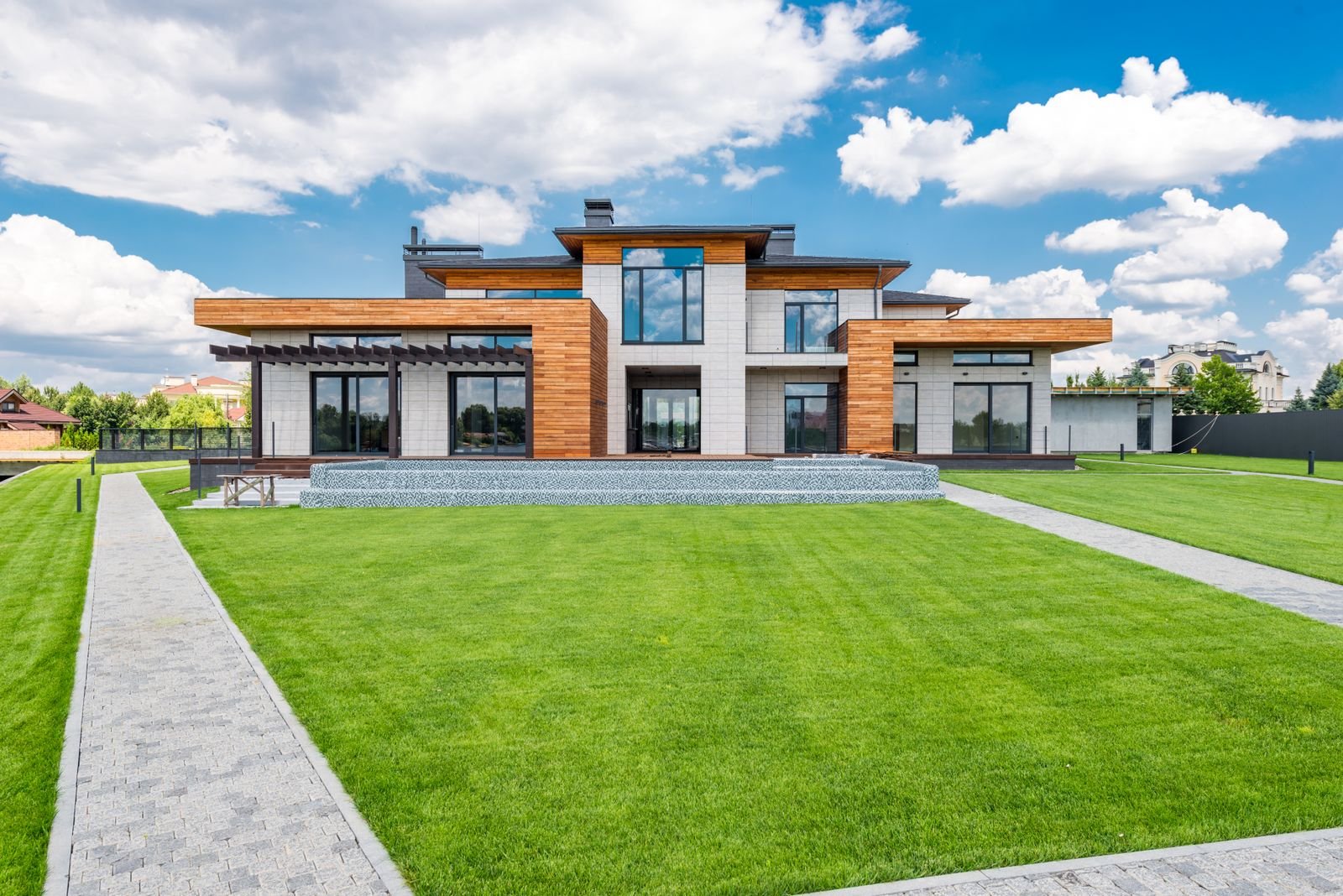 Isolation et étanchéité à Paris et en Île-de-France façade de maison rénovée après isolation extérieure dans les Hauts-de-Seine