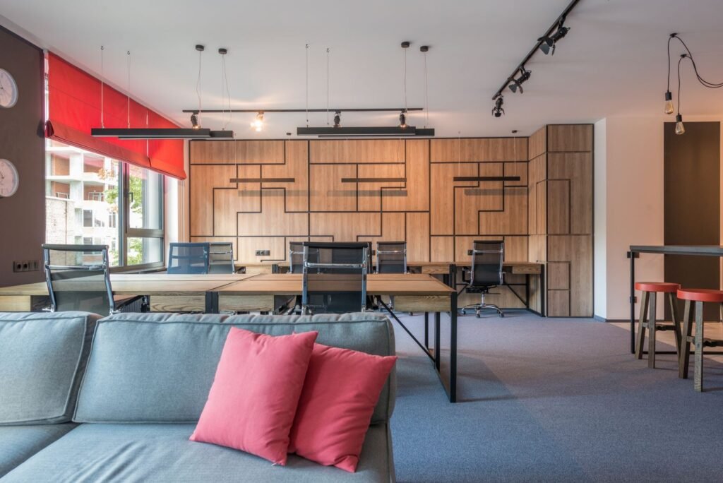 Espace de travail moderne avec mobilier sur mesure
