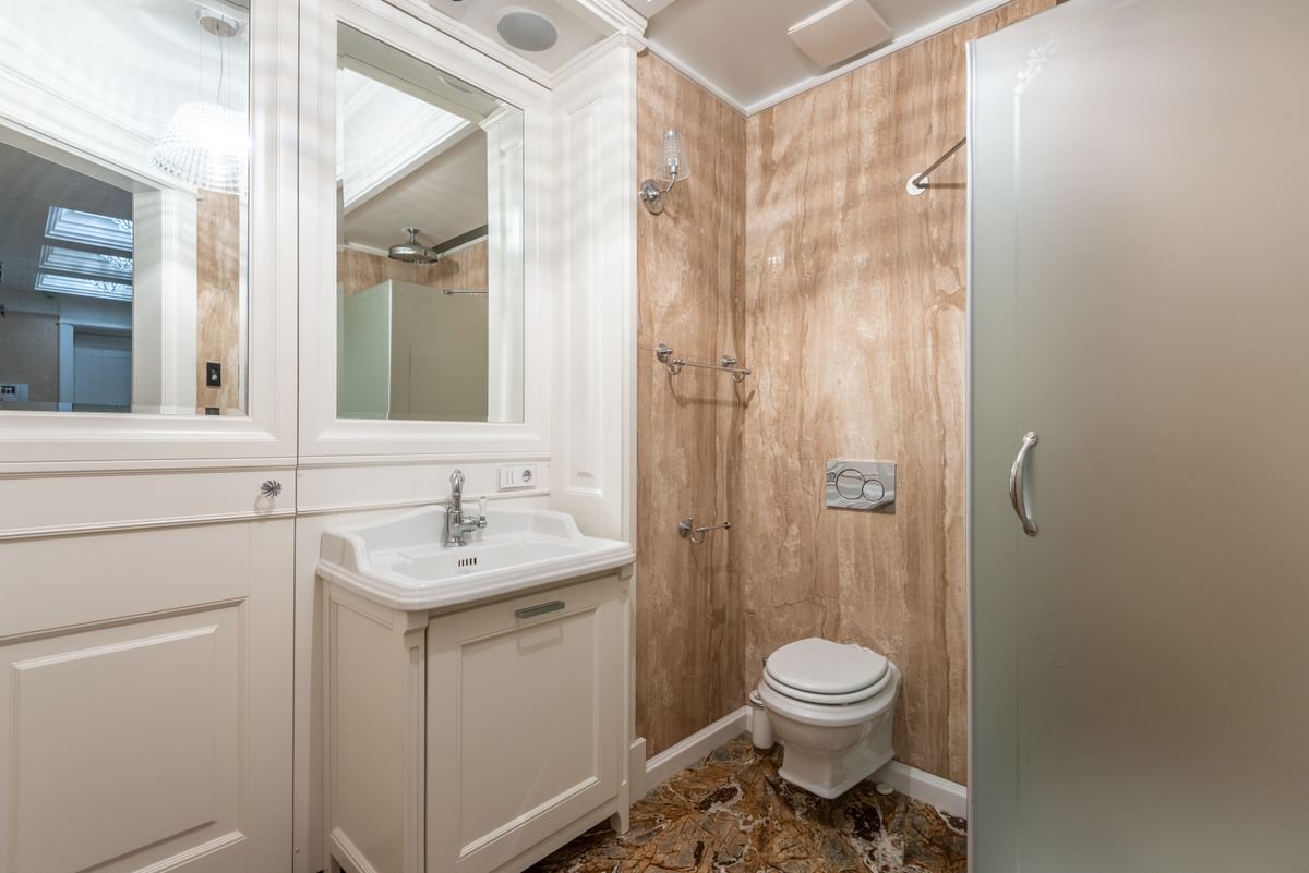 Rénovation générale à Paris et en Île-de-France Rénovation salle de bain moderne avec éléments en bois pour douche accessible