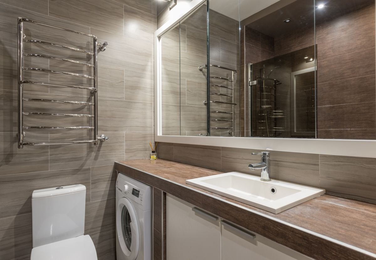 intérieur de salle de bain moderne avec mur carrelé en Seine-Saint-Denis