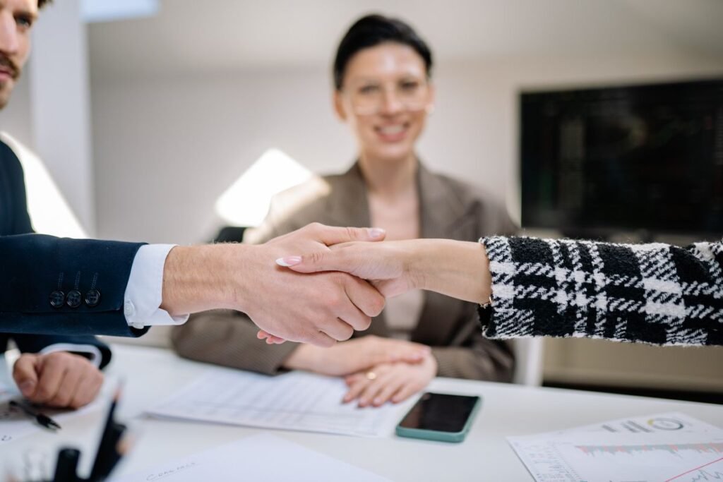 Poignée de main entre artisan et client