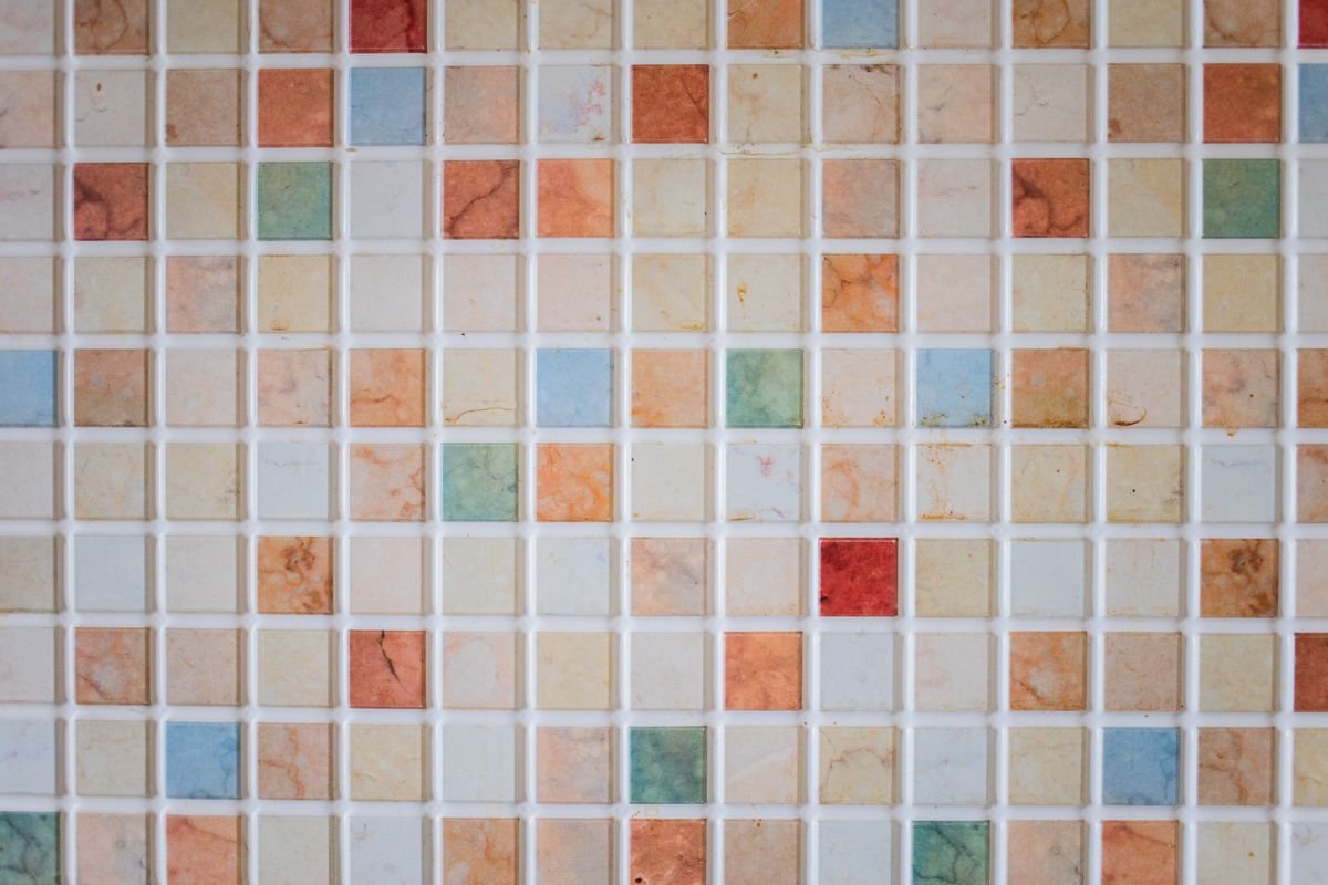 carreaux céramique colorés posés par un artisan en Seine-Saint-Denis