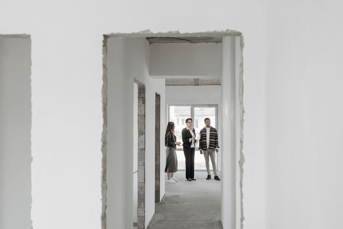 Artisans et métiers du bâtiment à Paris et en Île-de-France Agent immobilier presentant un bien apres renovation – Devis maçon dans les Yvelines (78)