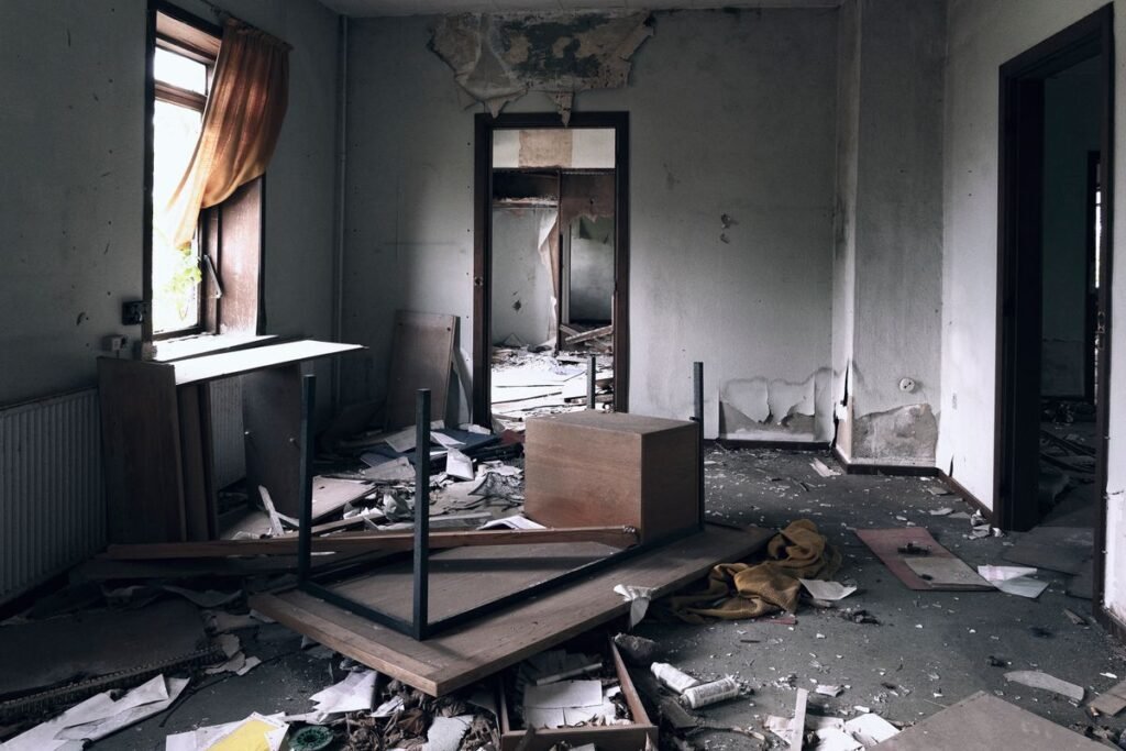 Intérieur de bâtiment en démolition avec gravats et débris