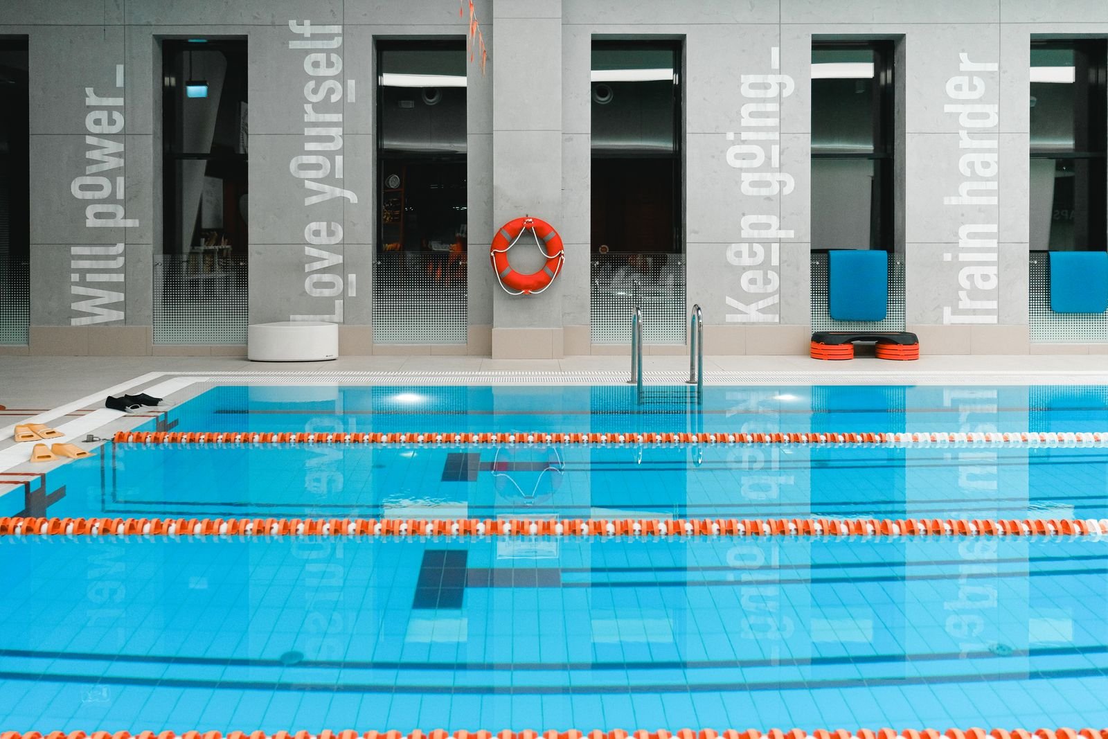 Bassin de piscine creusé, ouvrage de gros œuvre en cours d'aménagement – Travaux de gros oeuvre en Seine-Saint-Denis (93)