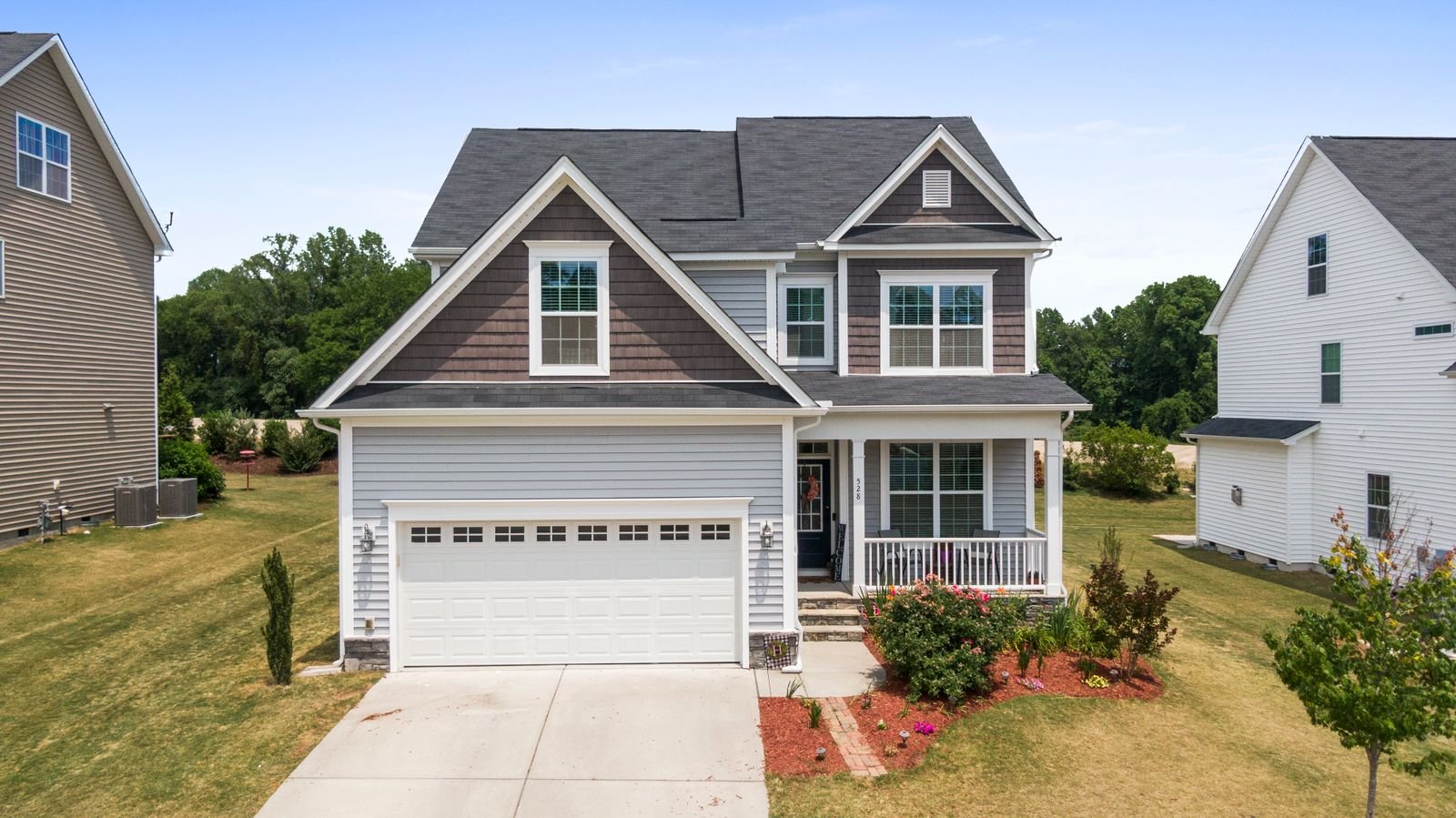 Allée en béton menant au garage d'une maison – Travaux de construction dans les Hauts-de-Seine (92)
