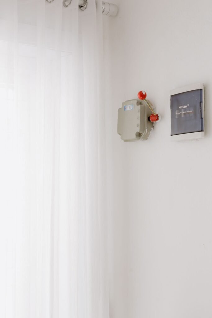 Disjoncteur monté sur un mur, gros plan technique