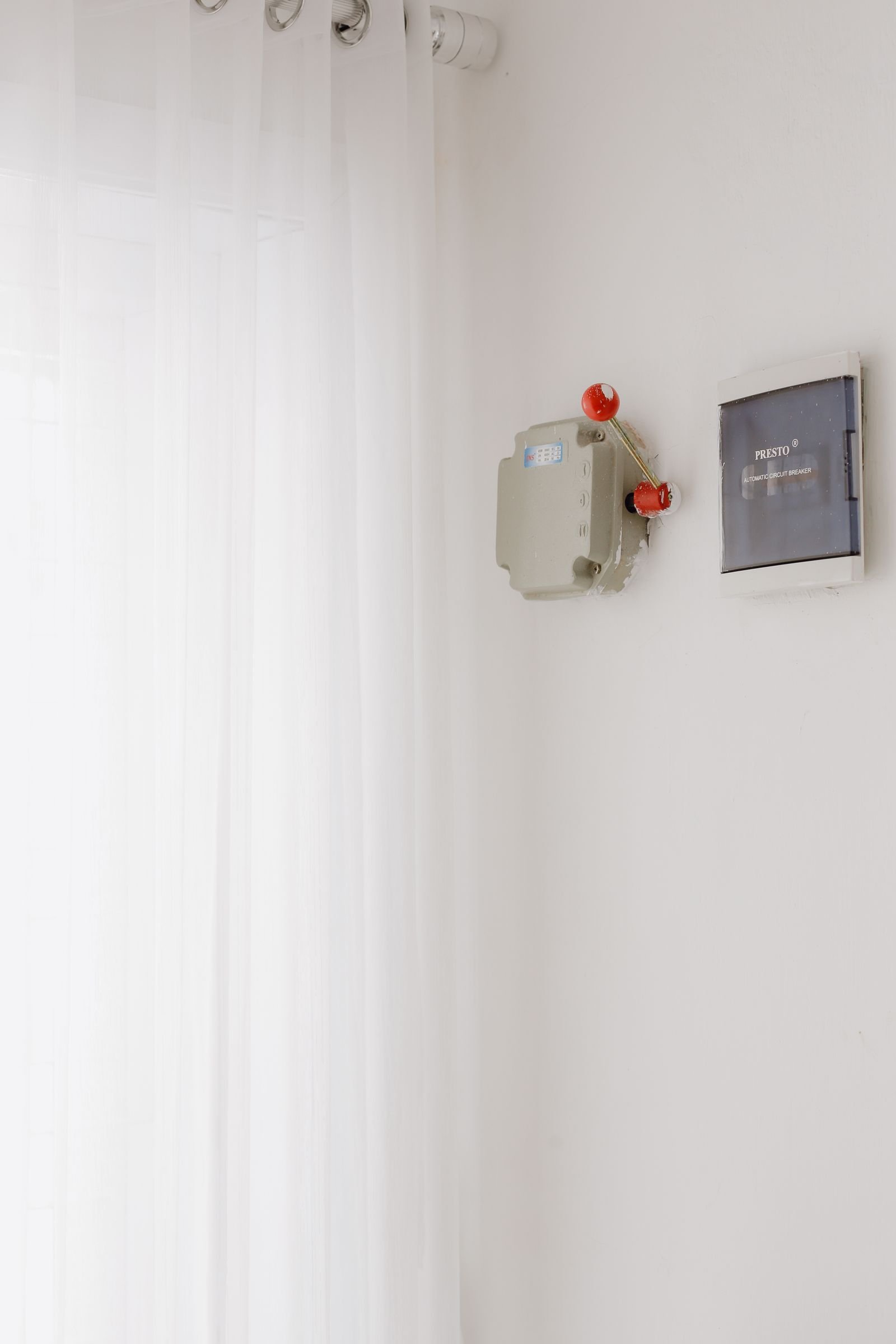Électricité à Paris et en Île-de-France Disjoncteur monté sur un mur, gros plan technique – Électricité Appartement en Essonne (91)