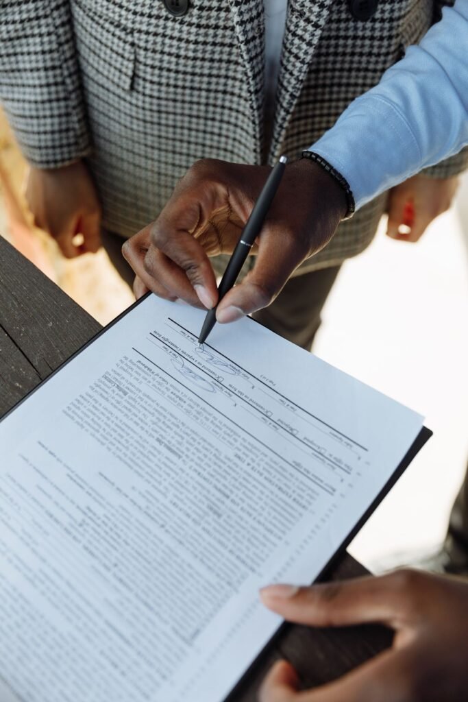 Personne signant un contrat ou dossier de devis