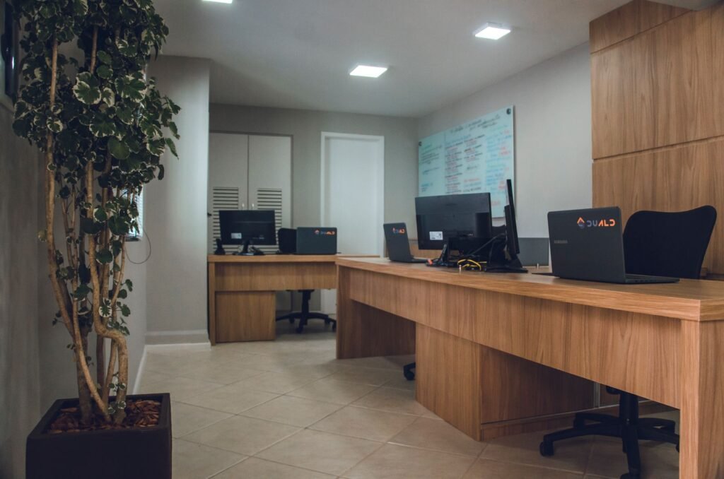 Intérieur de bureau moderne aménagé