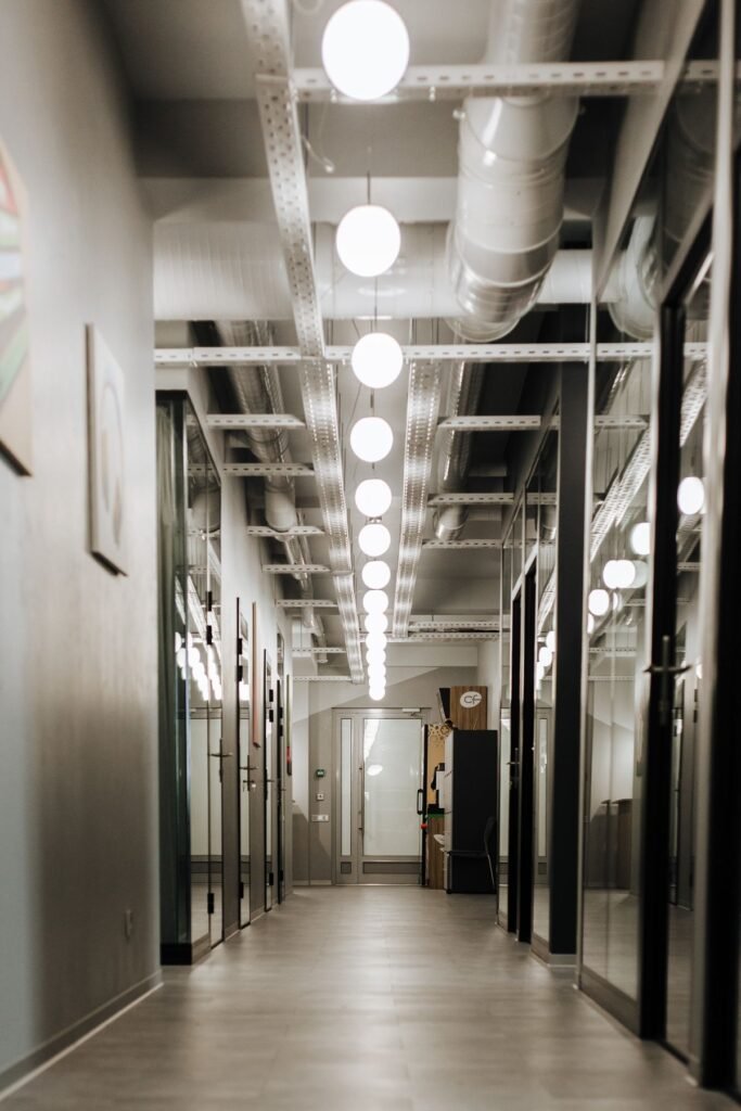 Plafond avec spots encastrés dans un espace intérieur moderne