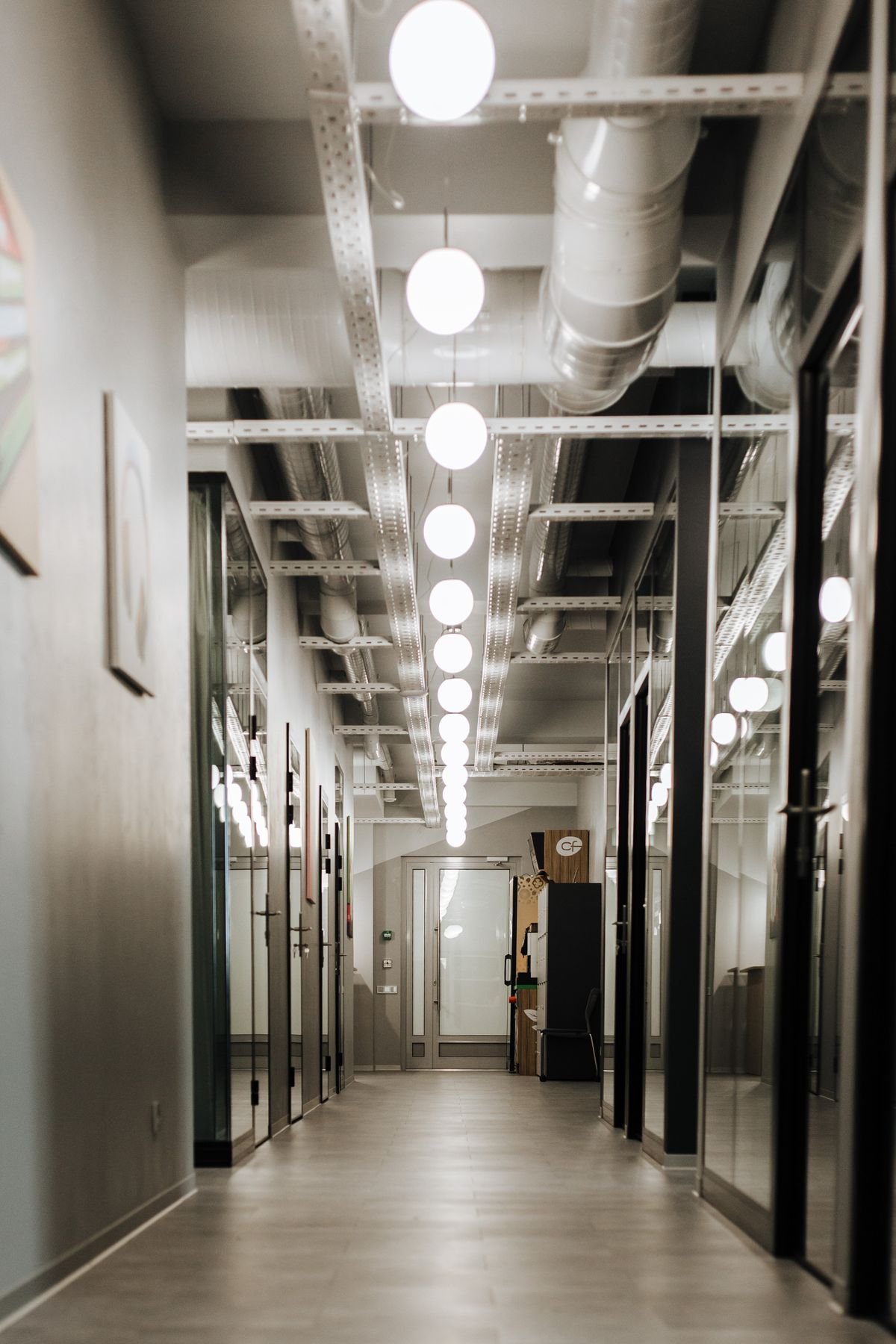 plafond avec spots encastrés dans un espace intérieur moderne, exemple de faux plafond en Seine-Saint-Denis