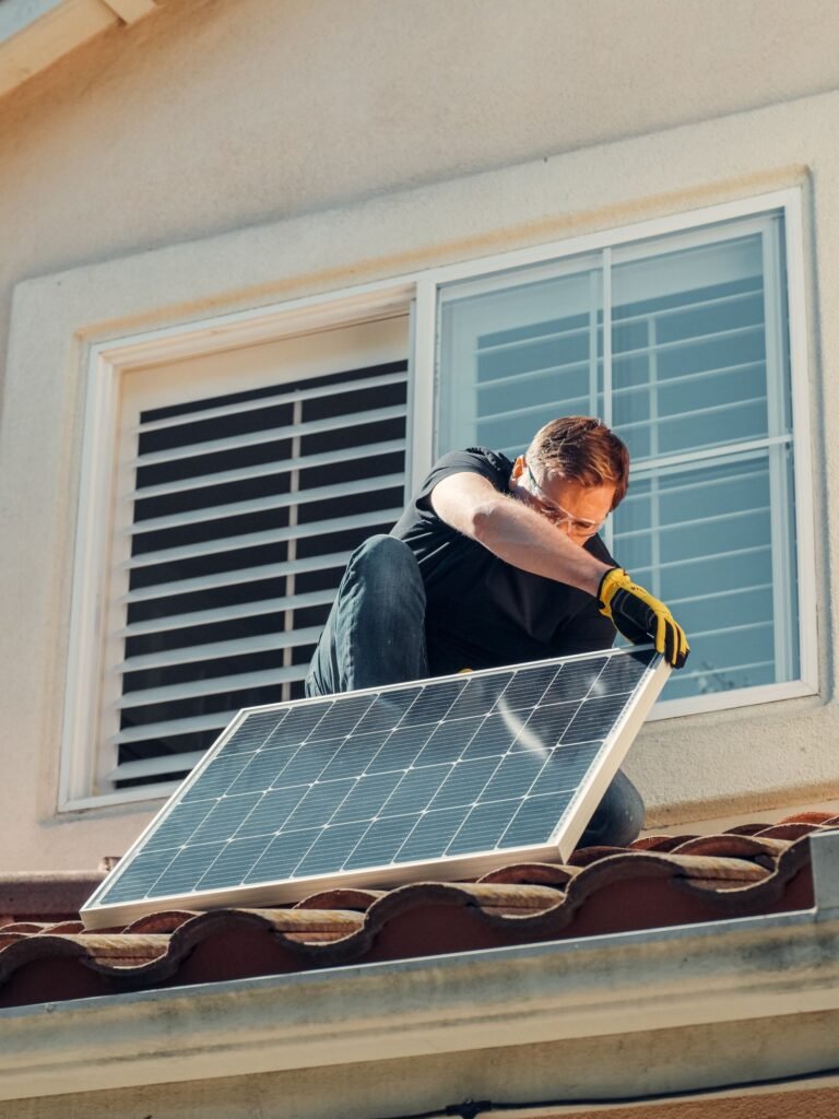Homme installant un panneau solaire sur un toit