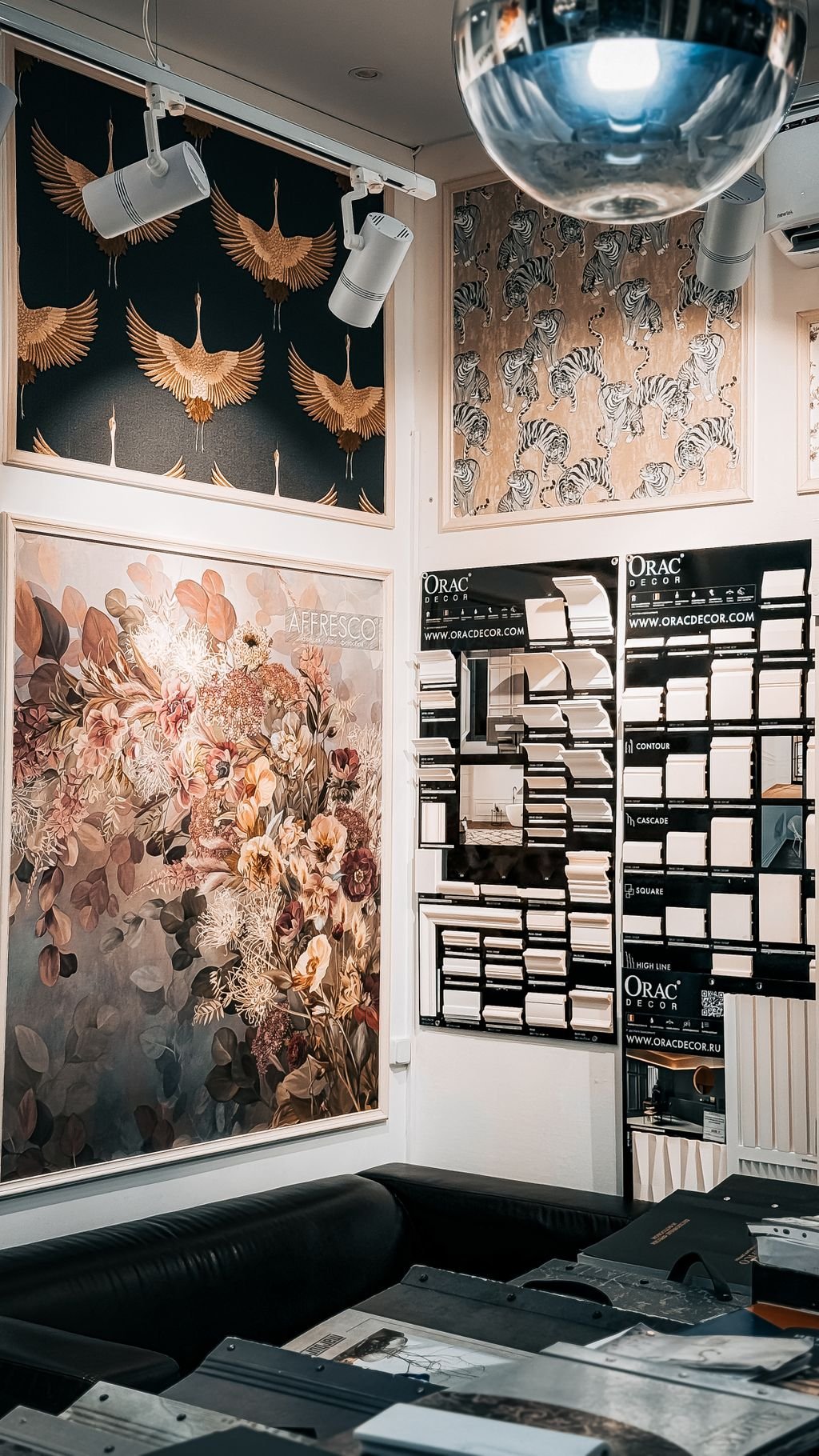 pose de papier peint sur un mur intérieur, exemple de finition pour travaux de cloisonnement en Seine-Saint-Denis